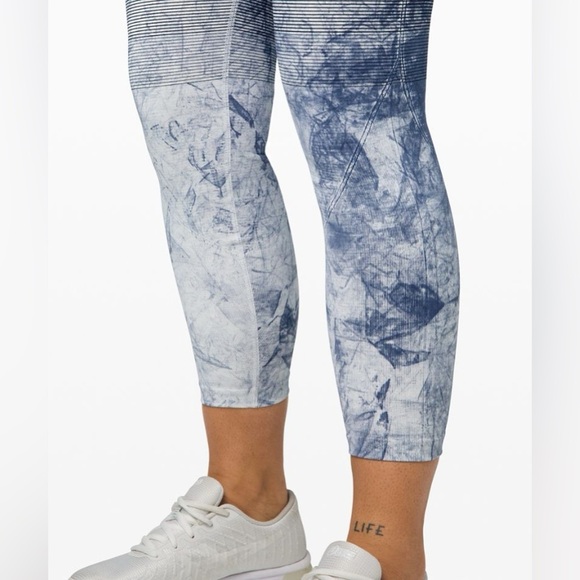 LULULEMON EBB TO TRAIN TIGHT LEGGINGS WASH TIE DYE MARBLE STRIPES NAVY BLUE NWT - Picture 3 of 12